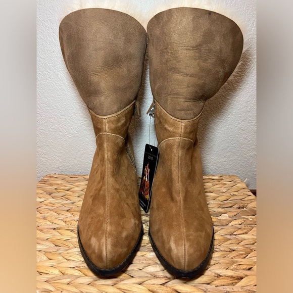 UGG Rare NEW boots 🤎💛🤎 - Picture 5 of 6